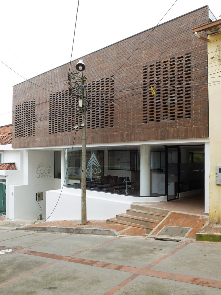 Edificio Administrativo CoopChipaque. Arquitectura y Construcción Constructiva Soluciones y MPB Studio.