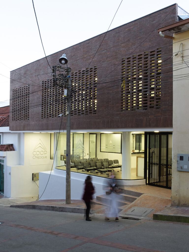 Edificio Administrativo CoopChipaque. Arquitectura y Construcción Constructiva Soluciones y MPB Studio.