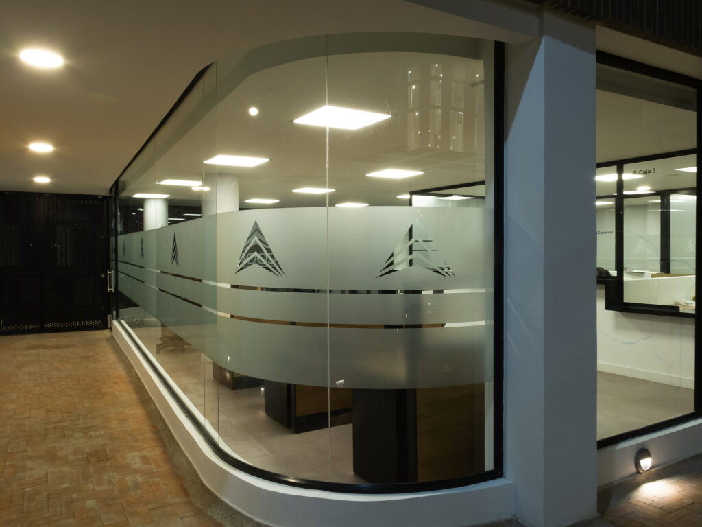 Edificio Administrativo CoopChipaque. Arquitectura y Construcción Constructiva Soluciones y MPB Studio.