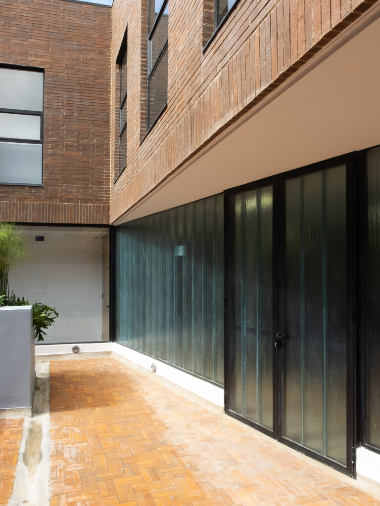 Edificio Administrativo CoopChipaque. Arquitectura y Construcción Constructiva Soluciones y MPB Studio.