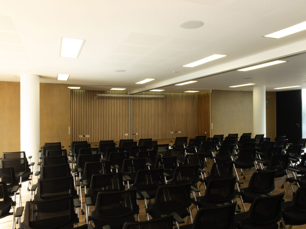 Edificio Administrativo CoopChipaque. Arquitectura y Construcción Constructiva Soluciones y MPB Studio.