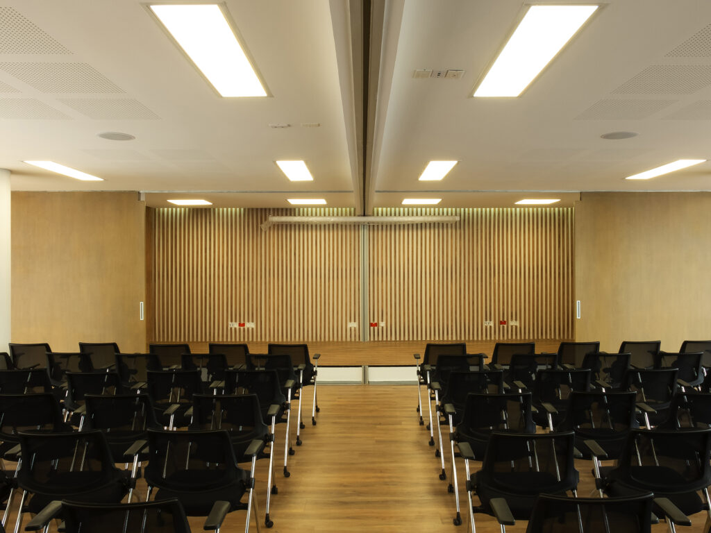 Edificio Administrativo CoopChipaque. Arquitectura y Construcción Constructiva Soluciones y MPB Studio.