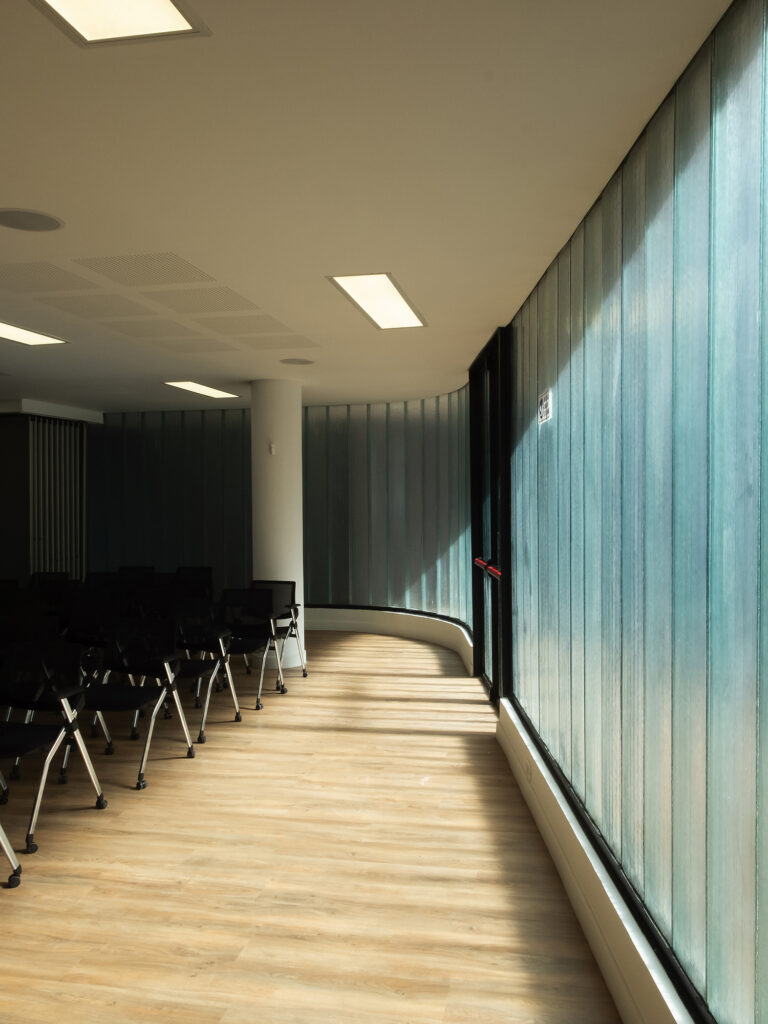 Edificio Administrativo CoopChipaque. Arquitectura y Construcción Constructiva Soluciones y MPB Studio.