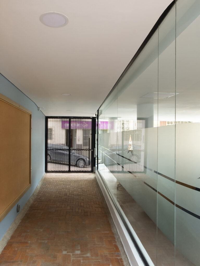 Edificio Administrativo CoopChipaque. Arquitectura y Construcción Constructiva Soluciones y MPB Studio.