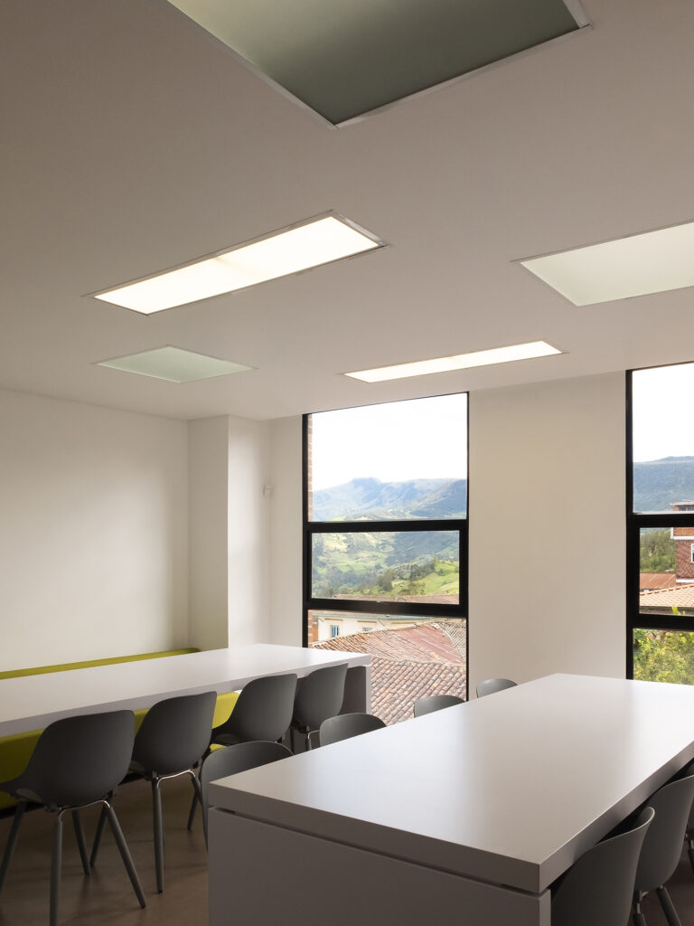 Edificio Administrativo CoopChipaque. Arquitectura y Construcción Constructiva Soluciones y MPB Studio.
