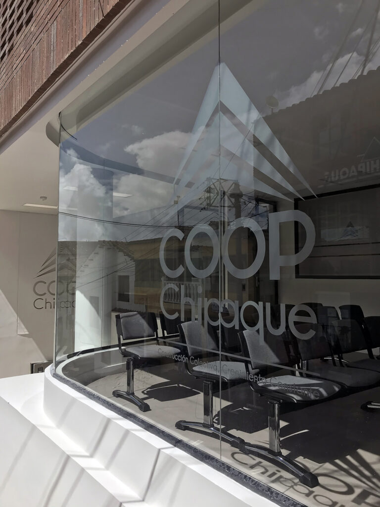 Edificio Administrativo CoopChipaque. Arquitectura y Construcción Constructiva Soluciones y MPB Studio.